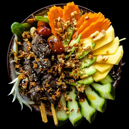 101. Salat mit Rindfleischspießen